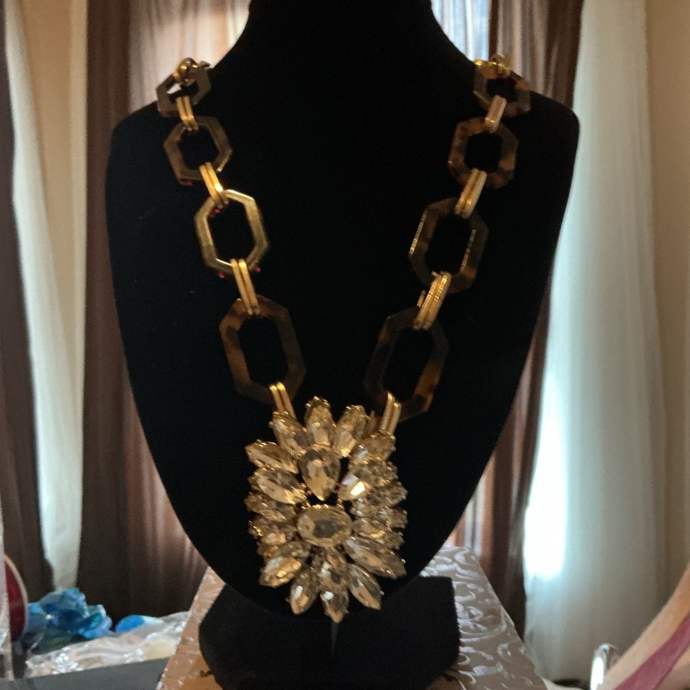 Elegant Silver Necklace with Crystal Pendant - Picture 3 of 3